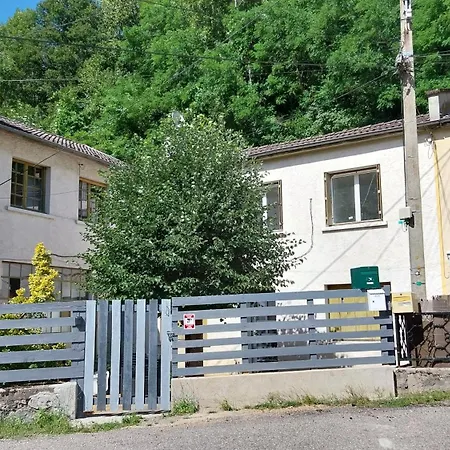 Avec Jardin Et Barbecue, 2 Pers * Thiers